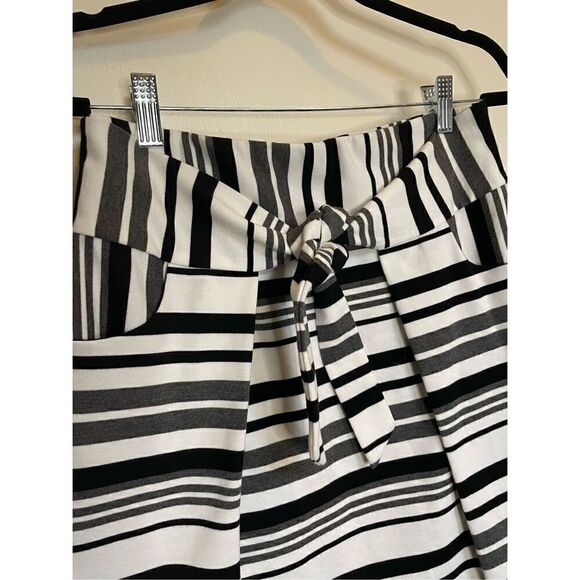🔴 CAbi Small Grandstand Skirt #5185 Black White & Gray with Pockets - Picture 9 of 12